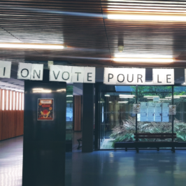 Photo du hall du lycée Jacques Prévert de Longjumeau décoré pour les élections du CVL 2023.