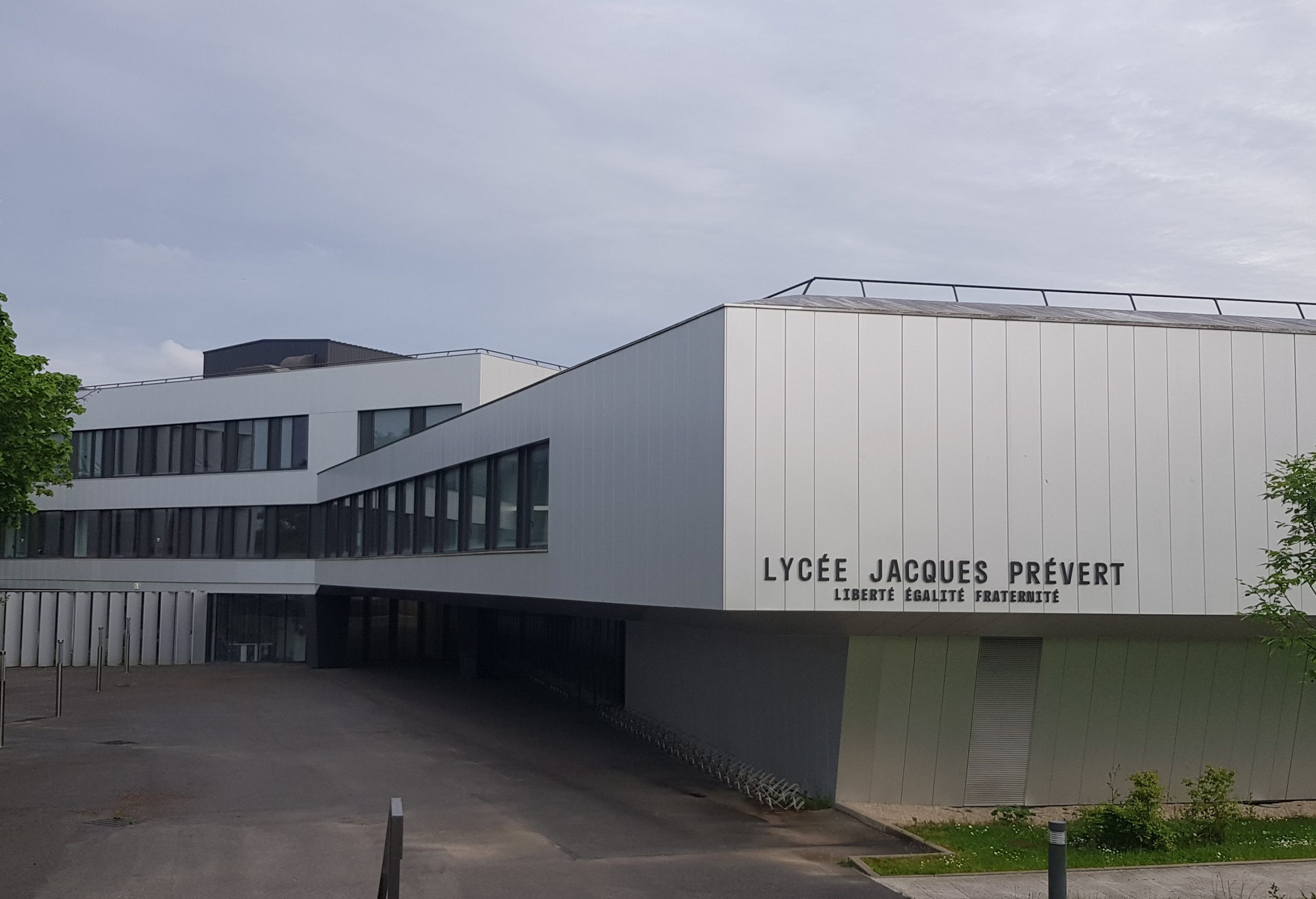Photo de l'entrée du lycée Jacques Prévert de Longjumeau de jour.