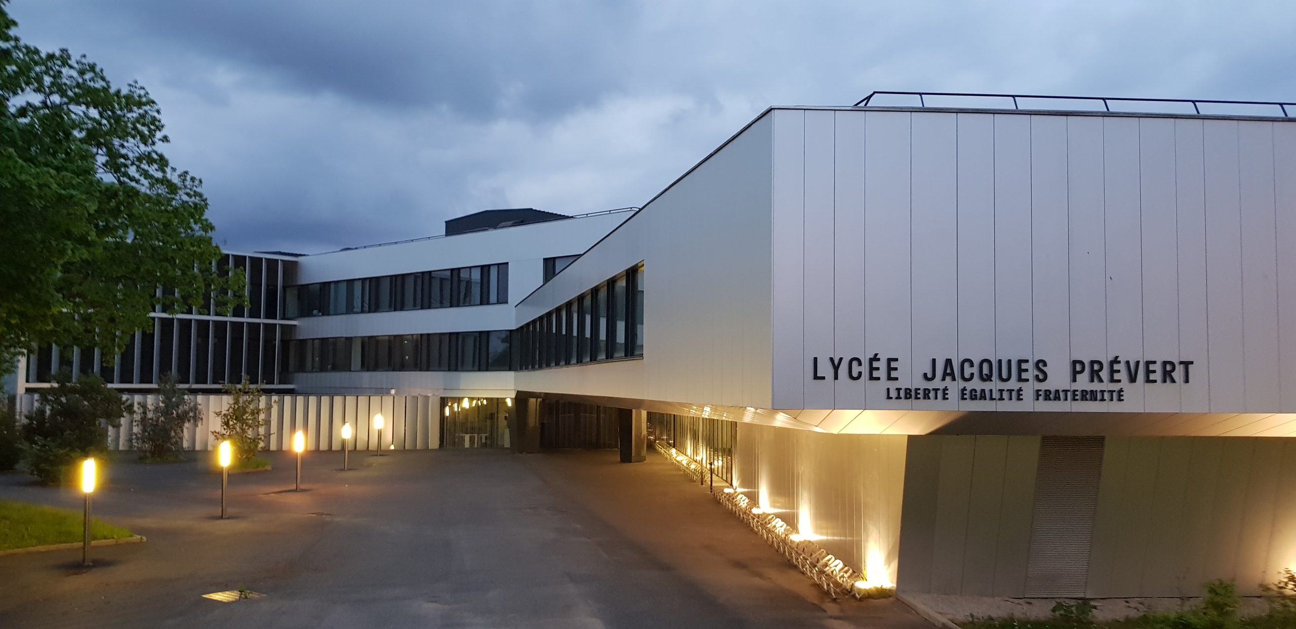 Photo de l'entrée du lycée Jacques Prévert de Longjumeau éclairée la nuit.