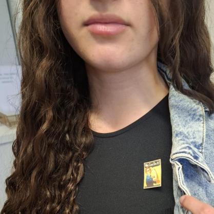 Les élèves arborent un badge pour la Journée Internationale des Droits des Femmes.