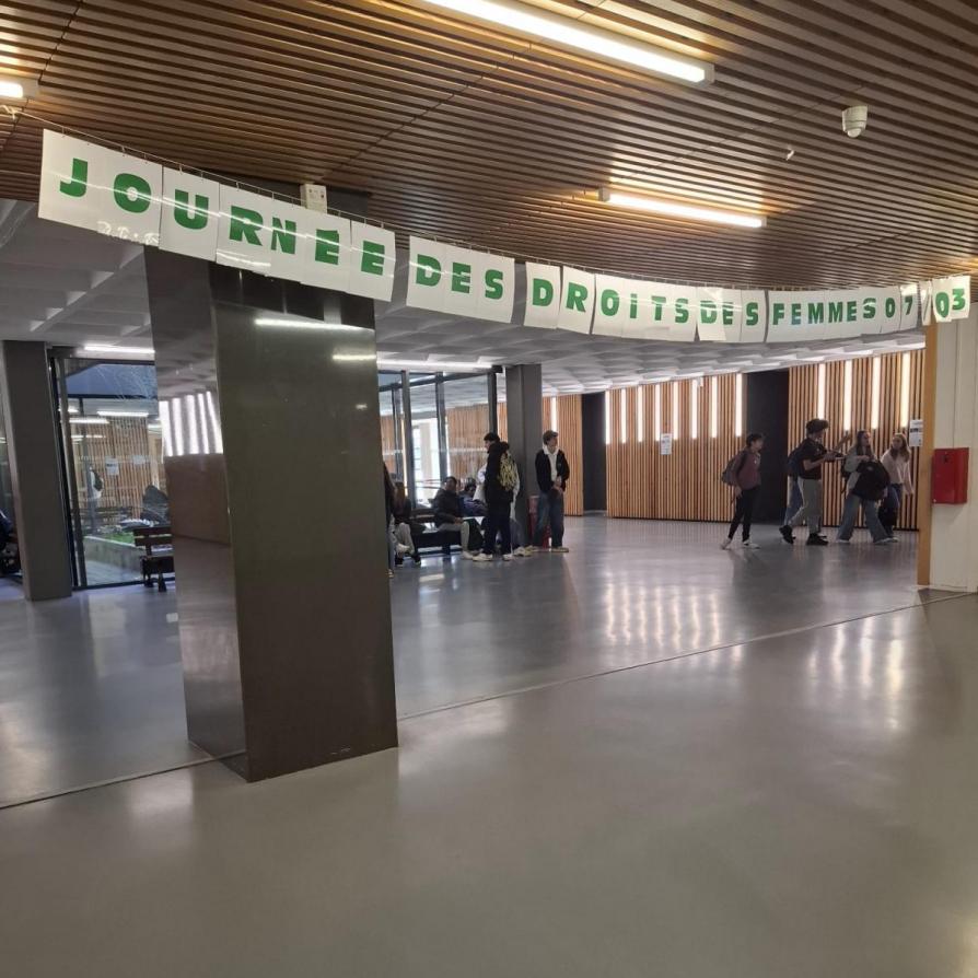 Une banderole accueille les élèves et personnels dans le hall pour la Journée Internationale des Droits des Femmes.