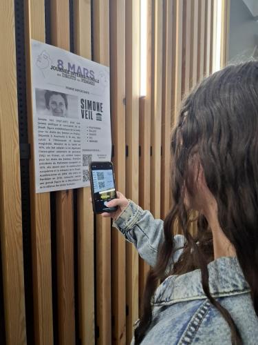 Sur les affiches, des QR codes permettent d'obtenir davantage d'informations sur les héroïnes dont les biographies sont affichées dans le cadre de la Journée Internationale des Droits des Femmes.