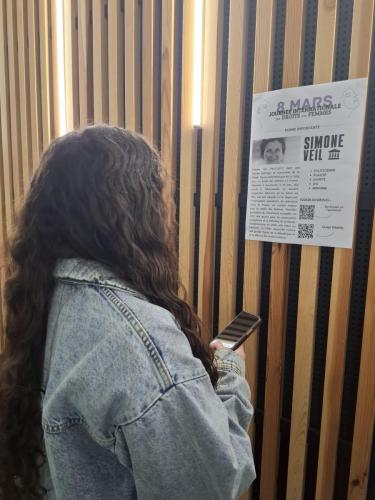 Sur les affiches, des QR codes permettent d'obtenir davantage d'informations sur les héroïnes dont les biographies sont affichées dans le cadre de la Journée Internationale des Droits des Femmes.