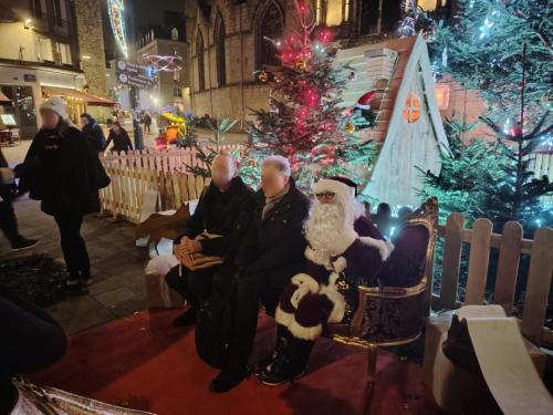 Les professeurs accompagnateurs du groupe HLP 1ère avec le Père Noël à Rennes